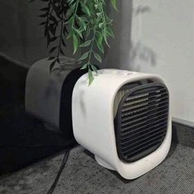 AiraBreeze cooler ao lado de uma planta