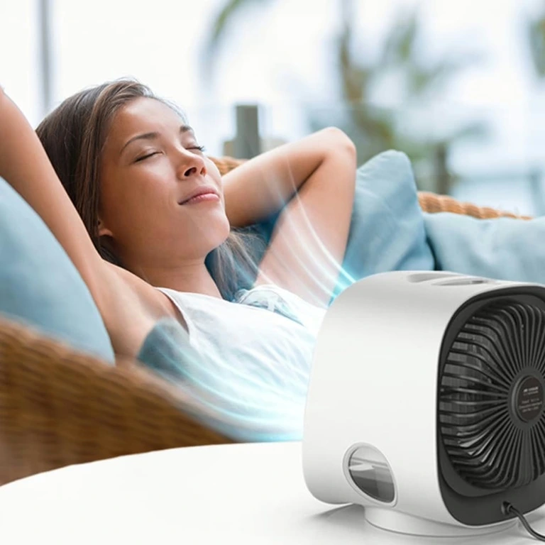 Mulher relaxando com a brisa do AiraBreeze